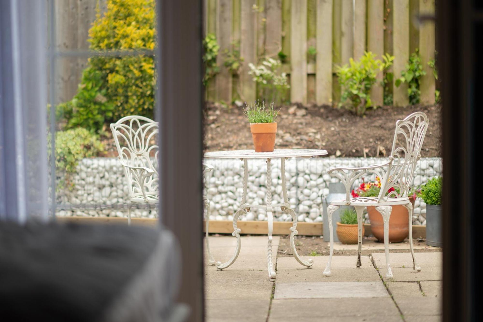 Stonehenge Courtyard Bed & Breakfast Amesbury Exterior photo