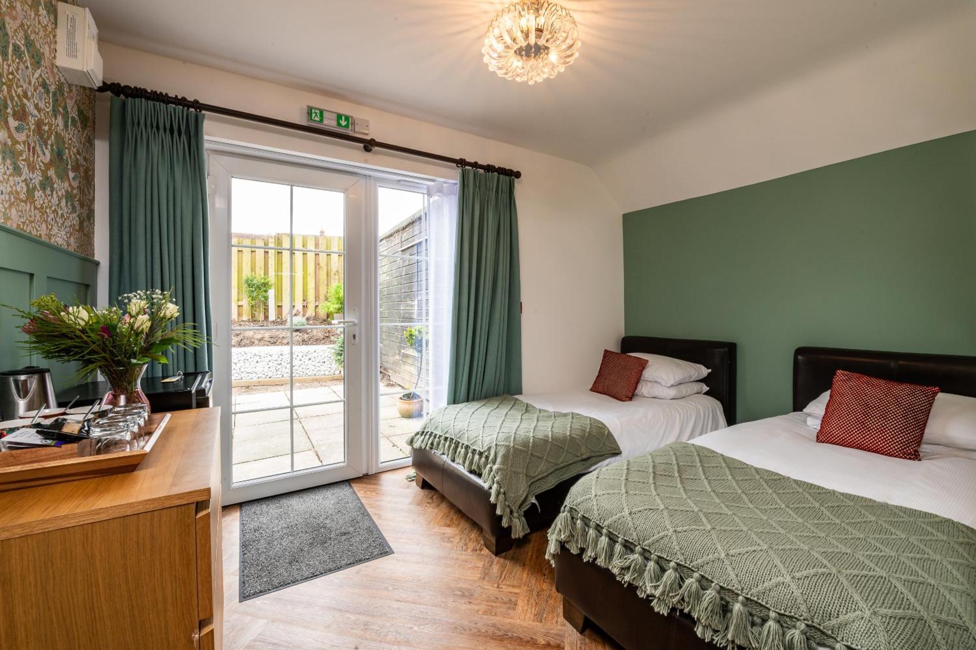 Stonehenge Courtyard Bed & Breakfast Amesbury Exterior photo