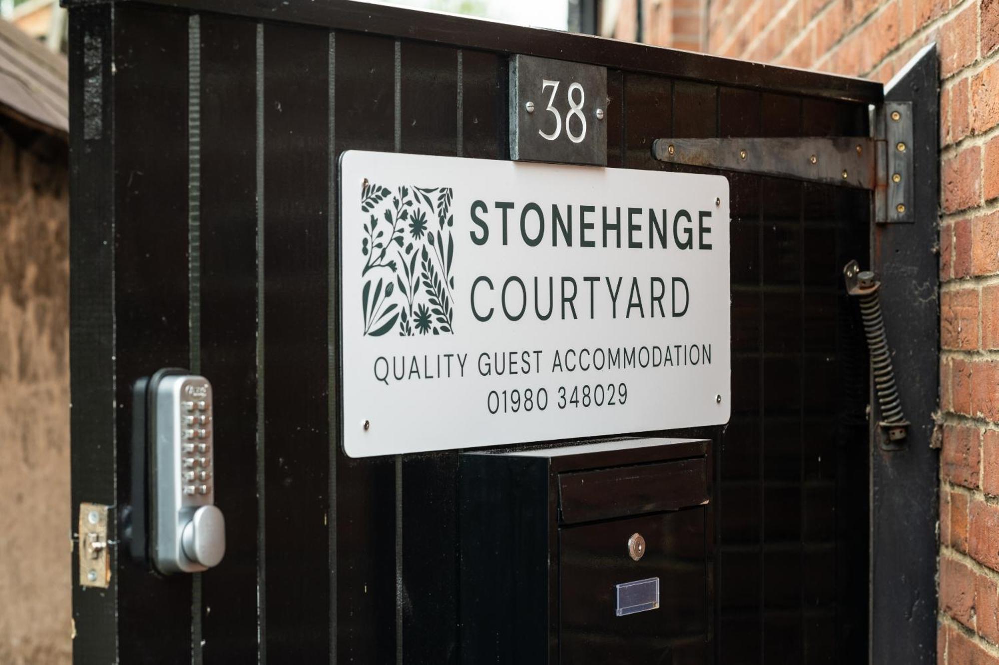 Stonehenge Courtyard Bed & Breakfast Amesbury Exterior photo